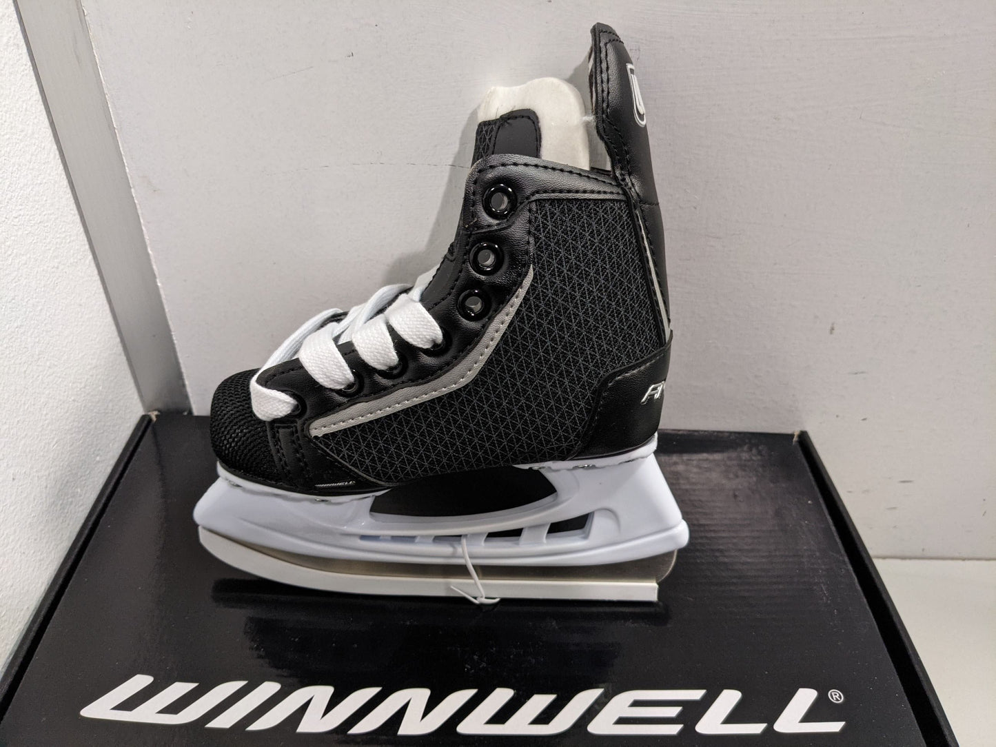 Winnwell Ice Skates AMP300 Black New SK1703 Hockey Skates SIzes Youth 8-5 NEW