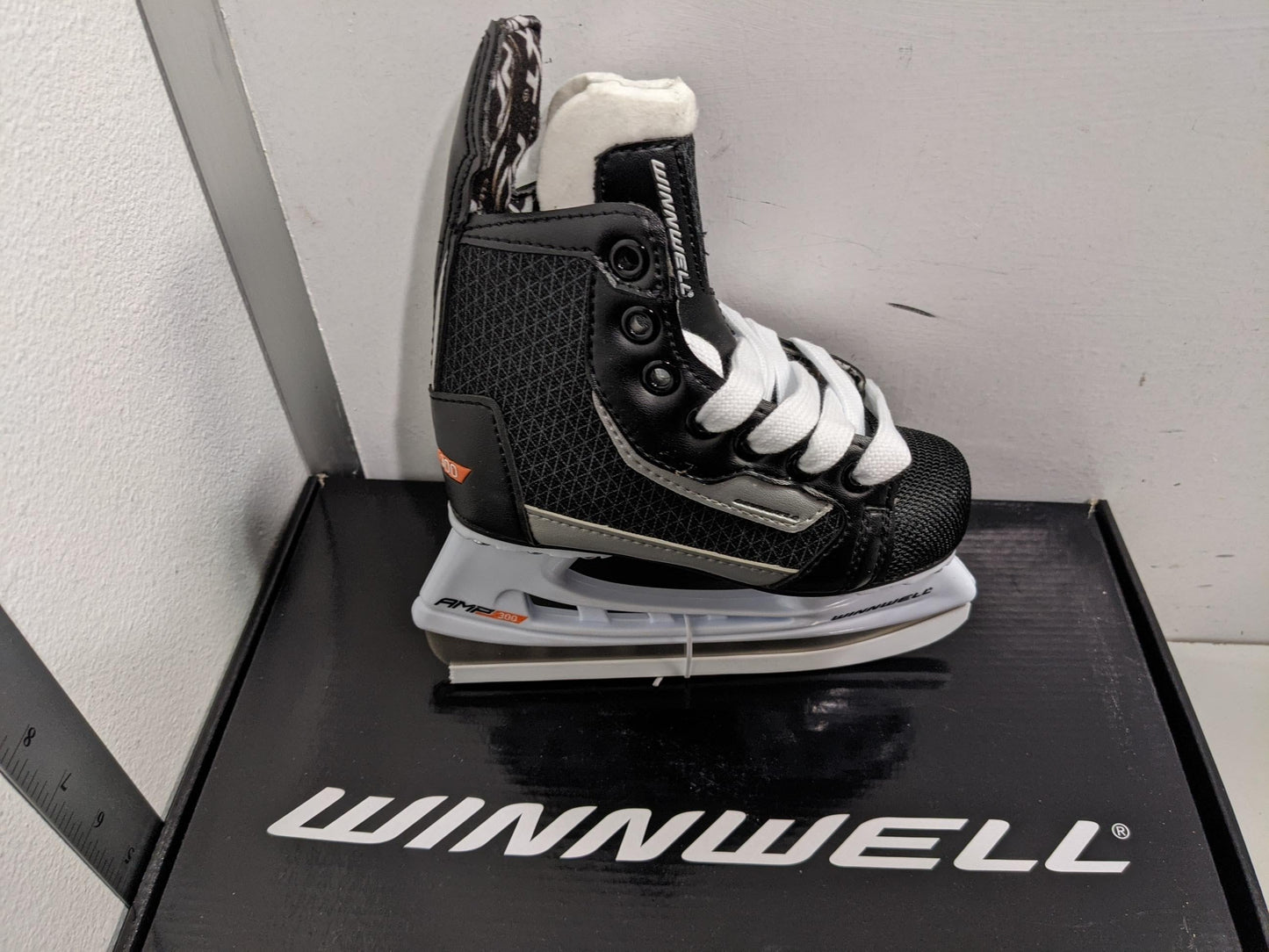 Winnwell Ice Skates AMP300 Black New SK1703 Hockey Skates SIzes Youth 8-5 NEW