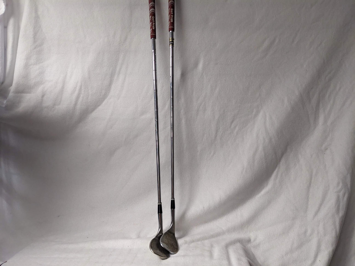 Cleveland 2 Wedge (RH) Golf Club Set Size 35 In Color Silver Condition Used