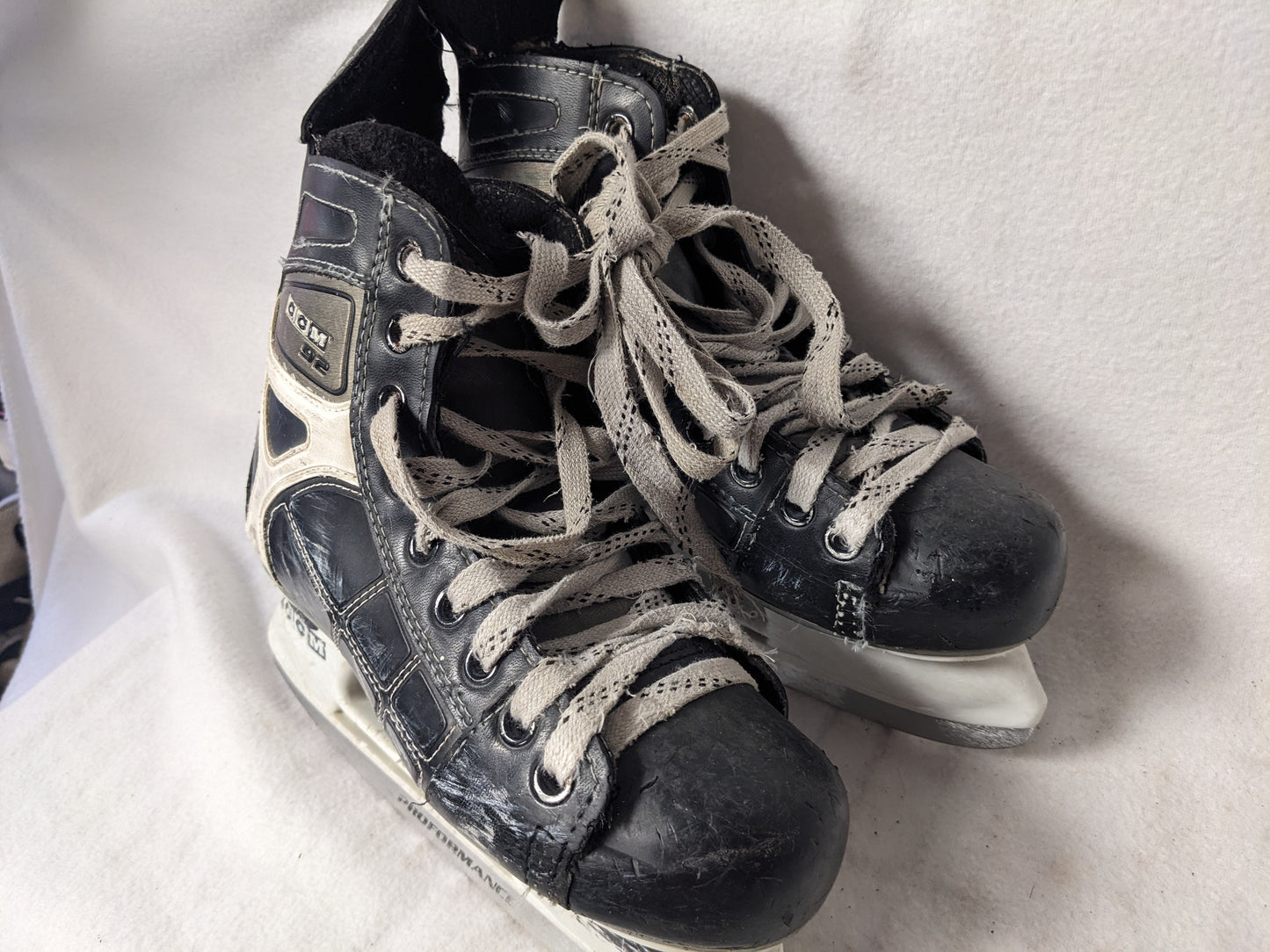 CCM 92 Hockey Ice Skates Size 5 Color Black Condition Used