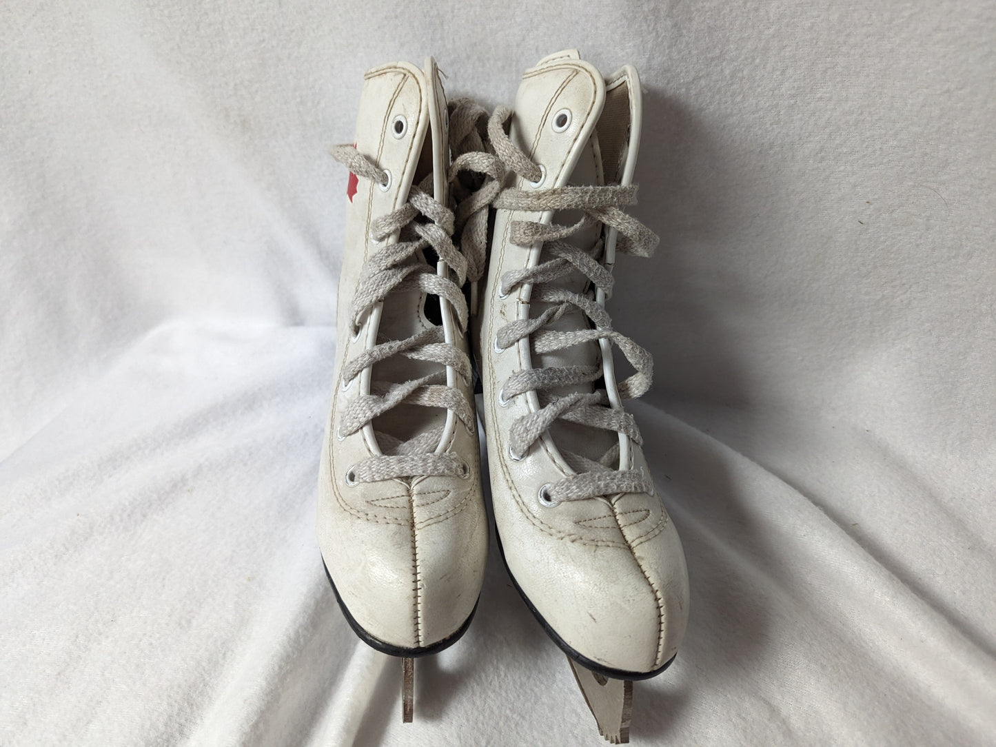 Maple Leaf Youth Figure Ice Skates Size 2 Color White Condition Used