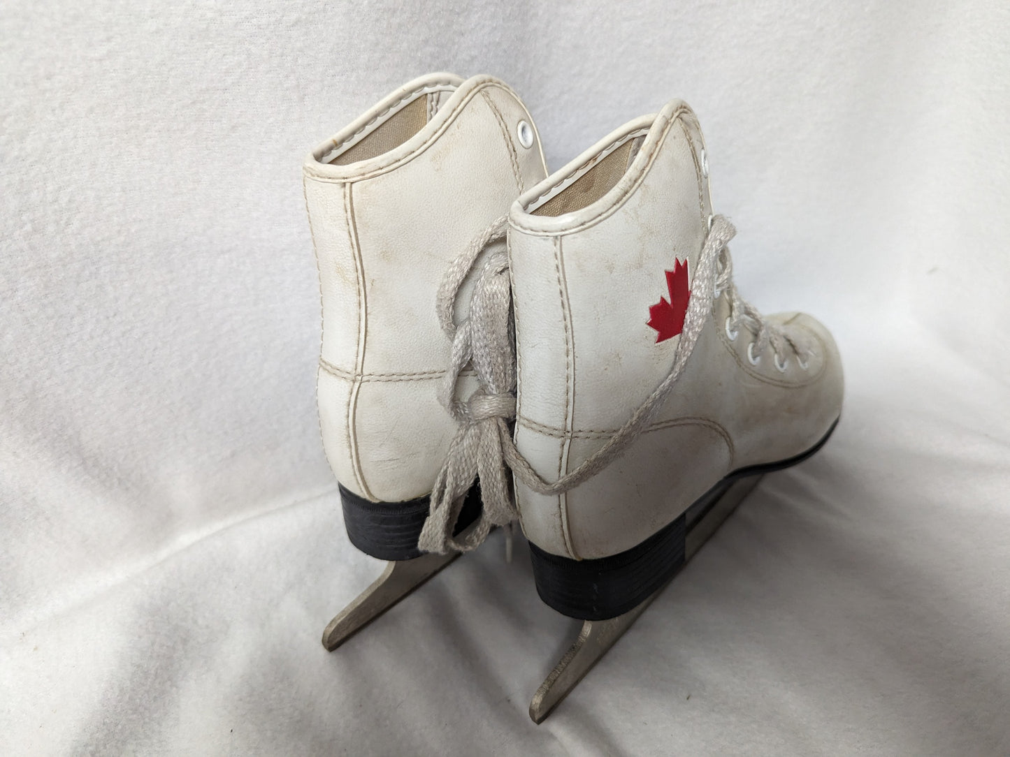 Maple Leaf Youth Figure Ice Skates Size 2 Color White Condition Used