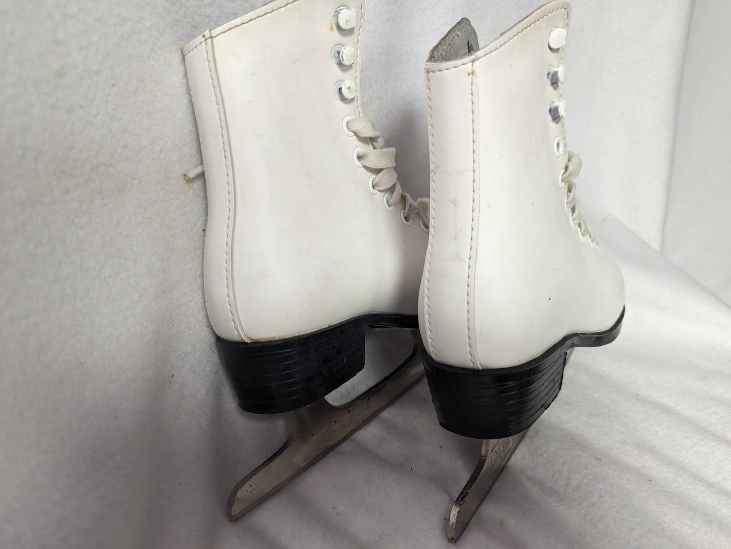 CCM Champion Deluxe Girls Youth Figure Ice Skates Size Youth 10 Color White Used